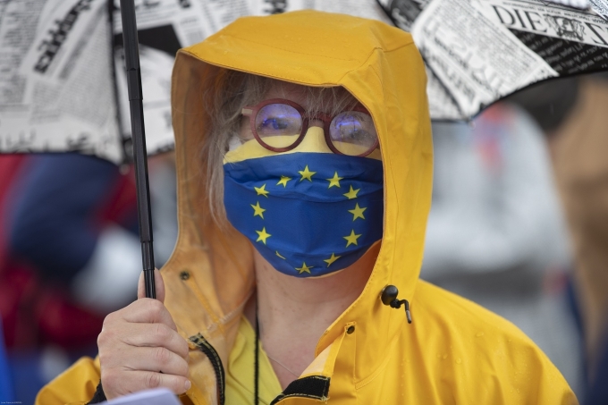 유럽연합 깃발 된 마스크 [[AP/뉴시스]]
