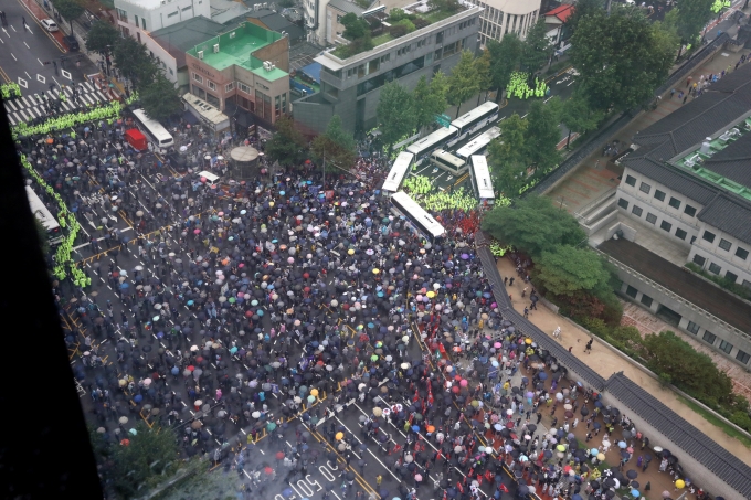 보수단체들이 15일 서울 종로구 광화문 광장 열린 8·15 대규모 집회에 참가한 가운데 집회를 마친후 경찰 저지선을 뚫고 사직로에서 청와대로 가는길로 몰려와 경찰들과 대치하고 있다. [뉴시스]