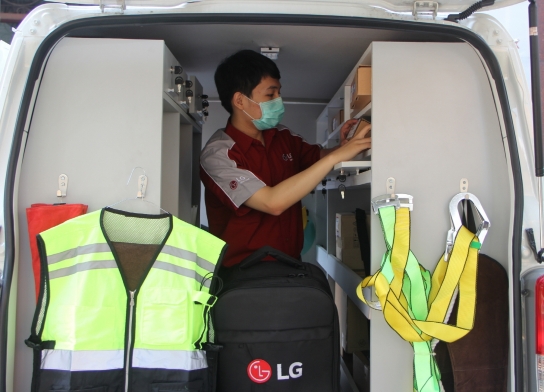 인도네시아의 LG전자 시스템에어컨 서비스 엔지니어가 DMS 전용 차량을 점검하고 있다. [사진=LG전자]