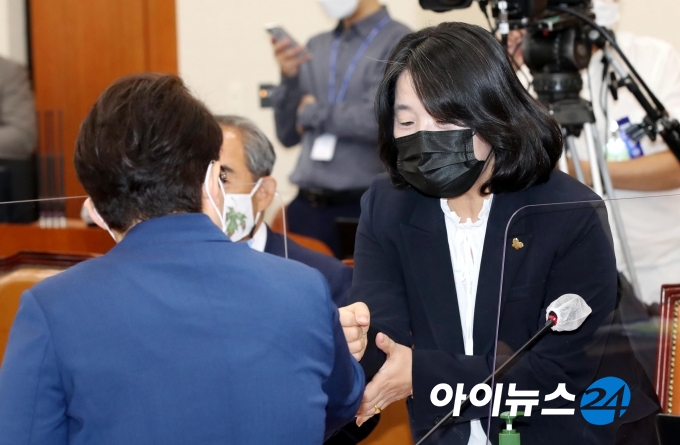윤미향 더불어민주당 의원이 15일 오전 서울 여의도 국회에서 열린 환경노동위원회 전체회의에 참석해 임이자 의원과 인사하고 있다.
