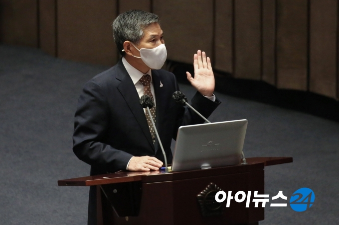정경두 국방부 장관이 15일 서울 여의도 국회 본회의장에서 열린 외교·통일·안보 분야 대정부질문에 출석, 의원 질의에 답변하고 있다. 