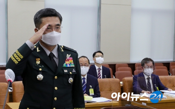 서욱 국방부장관 후보자가 16일 국회에서 열린 인사청문회에 출석, 거수경례를 하고 있다.