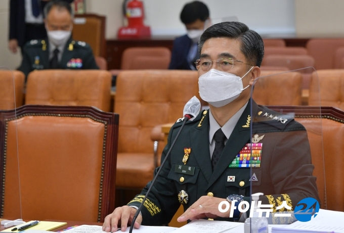 서욱 국방부 장관 후보자가 16일 국회에서 열린 인사청문회에 출석, 의원들 질의에 답변하고 있다.