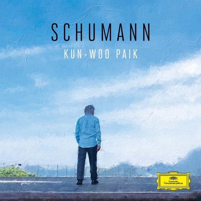 피아니스트 백건우가 유니버설뮤직 산하의 도이체 그라모폰(DG)을 통해 17일 새 앨범 ‘슈만(SCHUMANN)’을 발매했다.
