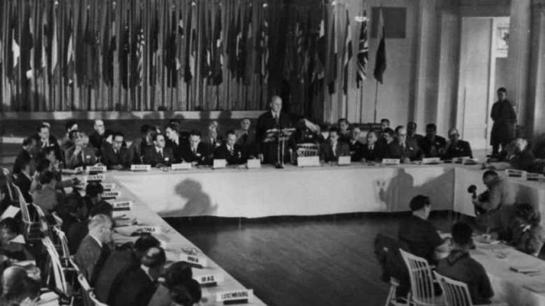 1944년 미국 뉴햄프셔 주 브레튼 우드에서 개최된 44개국 대표 회의에서 브레튼 우즈 협정이 체결돼 달러가 준비 통화로 쓰이게 됐다.  [베이루트 투데이]