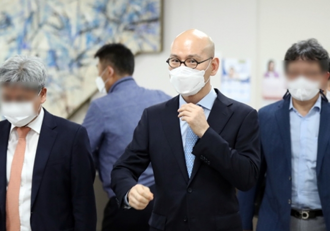 '계열사 부당지원' 혐의를 받고 있는 이해욱 대림산업 회장이 지난 8월 20일 서울중앙지방법원에서 열린 1차 공판에 출석하고 있다. [뉴시스]