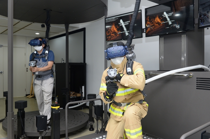 ETRI 연구진이 개발한 시뮬레이터로 VR 소방훈련을 진행하는 모습 [ETRI]