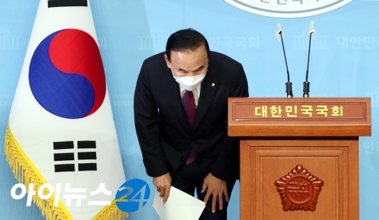 박덕흠 국민의힘 의원이 23일 오후 서울 여의도 국회 소통관에서 탈당 기자회견을 하고 있다.