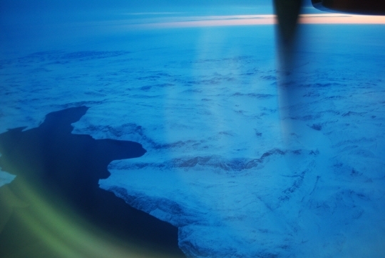 하늘에서 본 그린란드 대륙 빙하. 지구 가열화로 빠르게 녹고 있다.