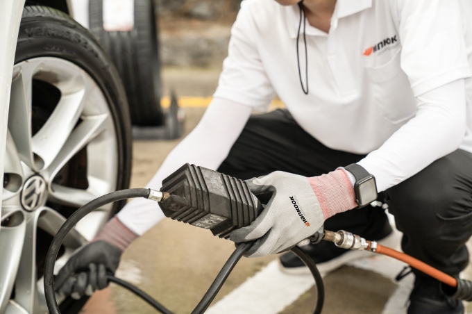 안전운행을 위해서는 월 1회 타이어 공기압 확인, 최소 분기 1회 타이어 안전점검이 요구된다. [한국타이어앤테크놀로지]