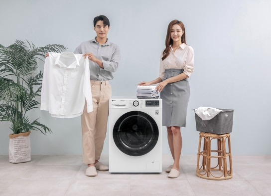 모델들이 12kg 용량 LG 트롬 세탁기 씽큐(모델명 F12WVC)를 소개하고 있다. [사진=LG전자]