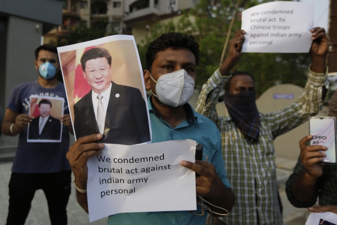 [아마다바드=AP/뉴시스] 반중국 시위에 참여한 인도 시위대가 시진핑 중국 국가주석 사진을 들고 시위하고 있다.