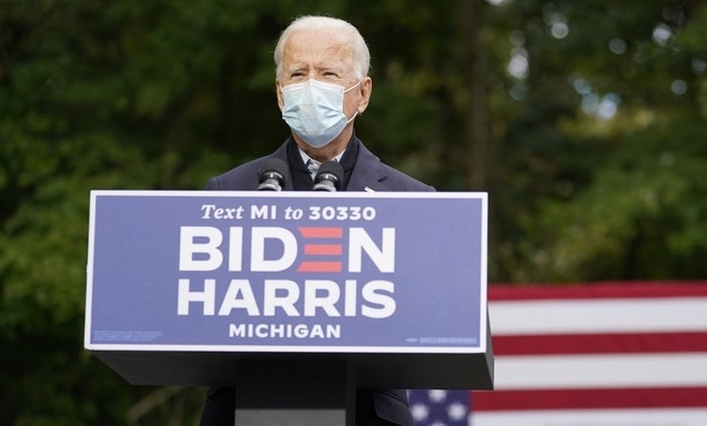 2일(현지 시각) 미국 미시간주 그랜드래피즈 유세에서 조 바이든 민주당 후보가 마스크를 착용한 채 연설하고 있다. 바이든은 2조 달러를 기후변화 대응에 투자하겠다고 밝혔다. [AP/뉴시스]
