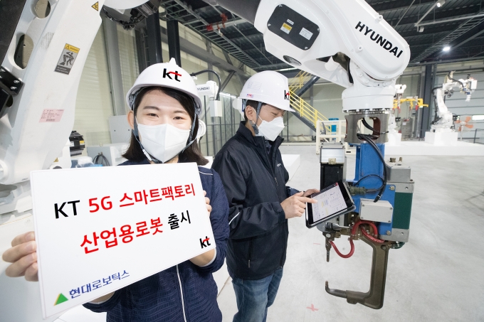 경기도 광주에 위치한 현대로보틱스 쇼룸에서 직원들이 ‘KT 5G 스마트팩토리 산업용로봇’을 소개하고 있다 [KT]
