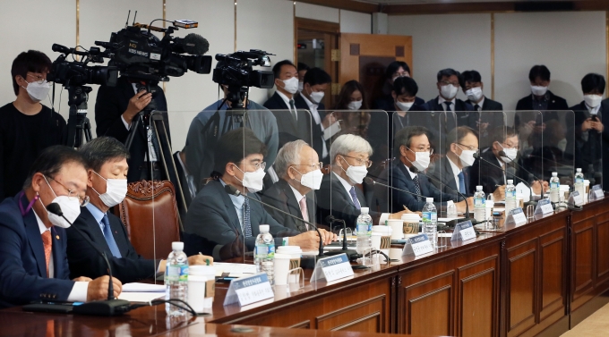 6일 오전 서울 마포구 경총회관에서 열린 이낙연 더불어민주당 대표와의 경총 간담회에서 손경식 한국경영자총협회 회장을 비롯한 6대그룹 사장단이 이낙연 더불어민주당 대표의 인사말을 듣고 있다. [조성우 기자]