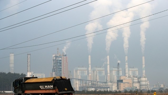 충남 태안군 석탄가스화복합화력발전소 일대가 흐리게 보인다.  [뉴시스]