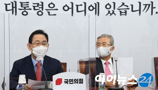 김종인 국민의힘 비상대책위원장(오른쪽)과 주호영 원내대표