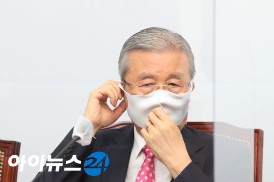 김종인 국민의힘 비상대책위원장이 8일 국회에서 열린 비상대책위원회의에서 마스크를 쓰고 있다.