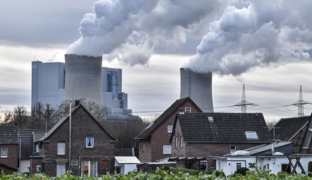 독일 베르그하임의 독일전기(RWE) 노이라트 화력발전소 굴뚝에서 연기가 뿜어져 나오고 있다. 독일은 2030년대 모든 석탄화력발전소를 완전히 폐쇄할 것이라고 발표했다. [AP/뉴시스]