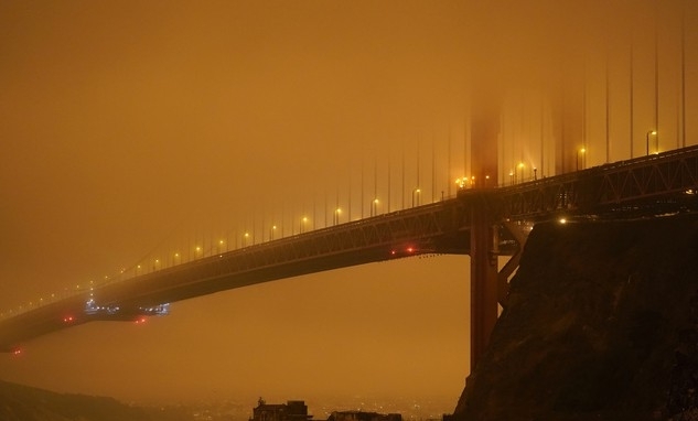 지난 달 9일 미국 캘리포니아 산불이 강풍을 타고 퍼지면서 하늘이 연기에 가려져 샌프란시스코 금문교가 오렌지색을 띠고 있다. [AP/뉴시스]