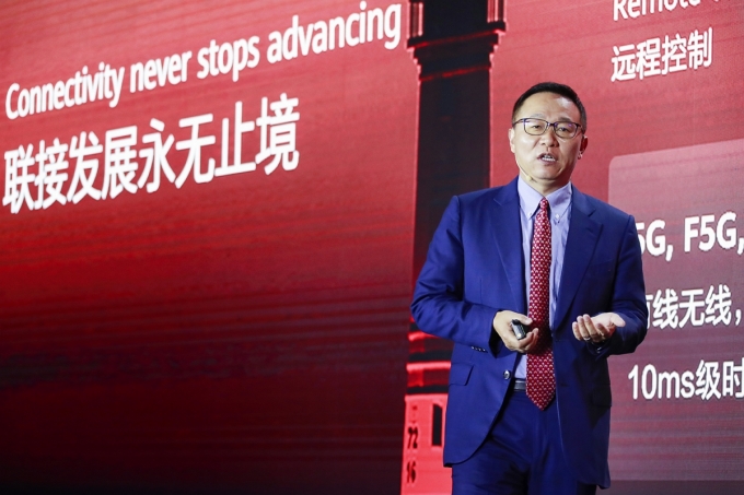 데이비드 왕(David Wang) 화웨이 투자심사위원회 위원장 겸 이사회 임원이 14일 중국 베이징에서 열린 ‘제6회 울트라-브로드밴드 포럼(UBBF)’에서 올-시나리오 지능형 연결 솔루션을 소개하고 있다. [화웨이]