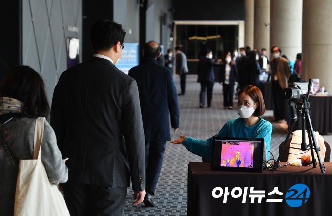 창간 20주년을 맞은 아이뉴스24가 주최한 '아이포럼 2020'이 15일 서울 드래곤시티호텔 그랜드볼룸 한라홀에서 '디지털 생활혁명(Digital Life Revolution)'을 주제로 개최됐다. 참석자들이 코로나19 방역지침에 따르고 있다.
