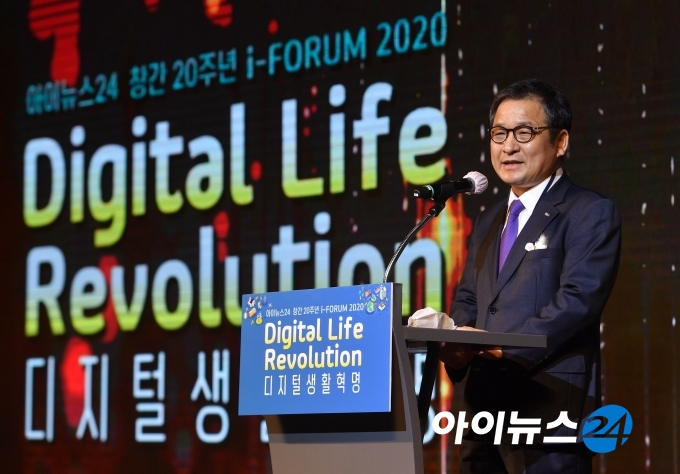 창간 20주년을 맞은 아이뉴스24가 주최한 '아이포럼 2020'이 15일 서울 드래곤시티호텔 그랜드볼룸 한라홀에서 '디지털 생활혁명(Digital Life Revolution)'을 주제로 개최됐다. 포럼 시작 전 열린 '제1회 아이뉴스24 소셜 D·N·A혁신상' 시상식에서 문용식 한국정보화진흥원 원장이 축사를 하고 있다.