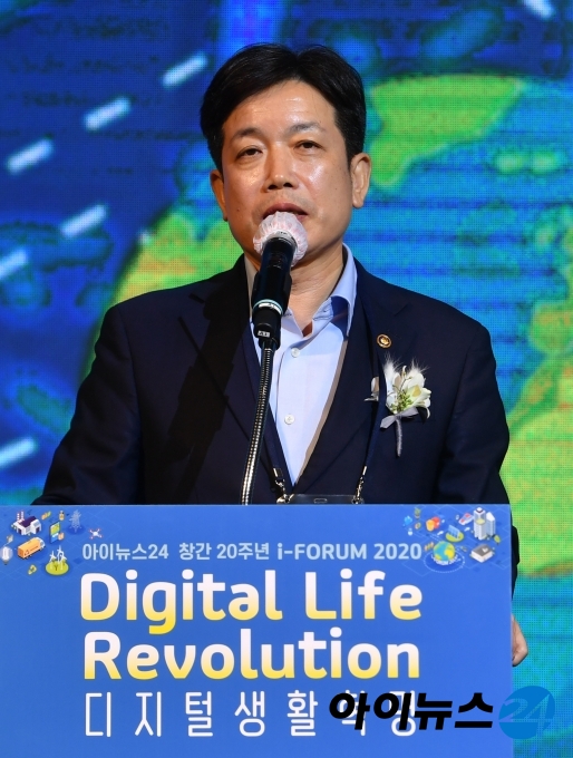 창간 20주년을 맞은 아이뉴스24가 주최한 '아이포럼 2020'이 15일 서울 드래곤시티호텔 그랜드볼룸 한라홀에서 '디지털 생활혁명(Digital Life Revolution)'을 주제로 개최됐다. 장석영 과학기술정보통신부 차관이 행사에 참석해 축사를 하고 있다.