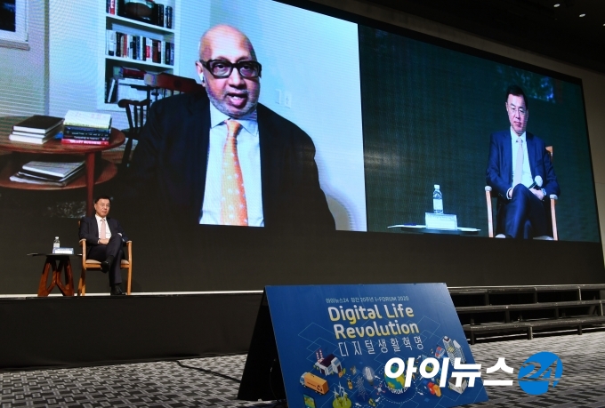 창간 20주년을 맞은 아이뉴스24가 주최한 '아이포럼 2020'이 15일 서울 드래곤시티호텔 그랜드볼룸 한라홀에서 '디지털 생활혁명(Digital Life Revolution)'을 주제로 개최됐다. 한국 대표 정보통신기술(ICT) 정책전문가인 민원기 한국뉴욕주립대 총장과 '디지털 매트릭스'의 저자이자 디지털 분야 기업 생존전략의 최고 권위자인 벤캇 벤카트라만(Venkat Venkatraman) 보스턴대 석좌교수가 디지털 전환의 필요성에 대해 특별 대담을 갖고 있다.