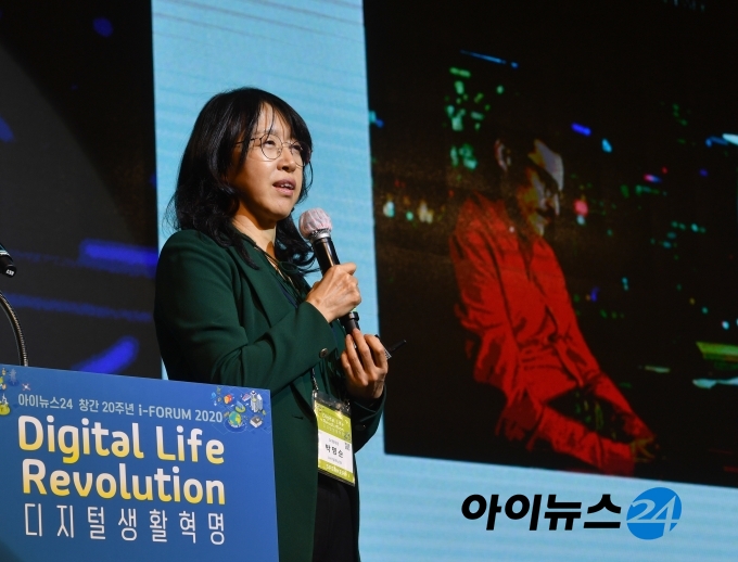 창간 20주년을 맞은 아이뉴스24가 주최한 '아이포럼 2020'이 15일 서울 드래곤시티호텔 그랜드볼룸 한라홀에서 '디지털 생활혁명(Digital Life Revolution)'을 주제로 개최됐다. '세션1-산업의 혁신'에서 '일상으로 들어온 인공지능'이라는 주제로 박명순 SK텔레콤 AI사업유닛장이 강연하고 있다.