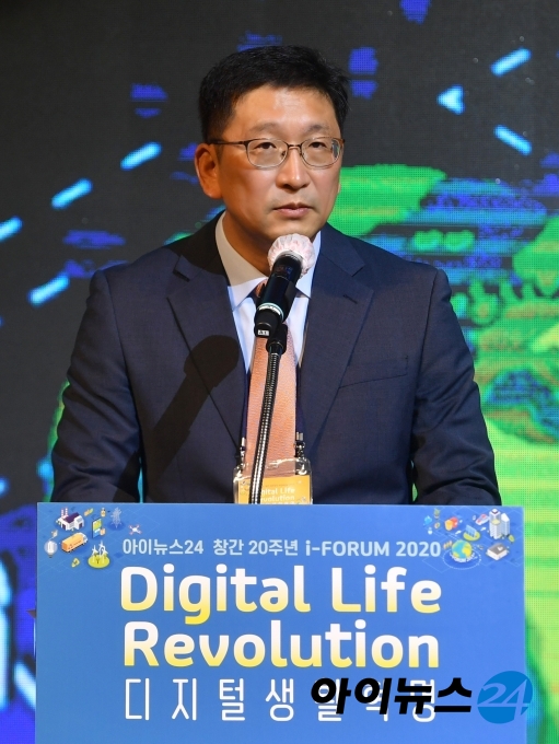 창간 20주년을 맞은 아이뉴스24가 주최한 '아이포럼 2020'이 15일 서울 드래곤시티호텔 그랜드볼룸 한라홀에서 '디지털 생활혁명(Digital Life Revolution)'을 주제로 개최됐다. 선년규 아이뉴스24 편집국장이 환영사를 갖고 있다. 