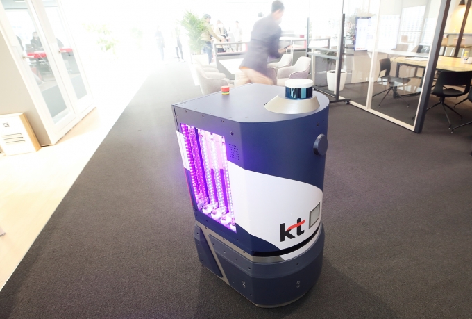 KT 무인자율주행 방역로봇 '캠피온'이 KT 이스트 사옥의 방역을 진행하고 있다. [출처=KT]