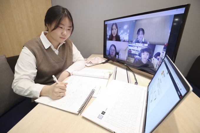 봉민서(신월중 3학년) 학생이 KT 온라인 교육 플랫폼을 통해 멘토와 랜선 야학 수업에 참여하고 있다 [출처=KT]