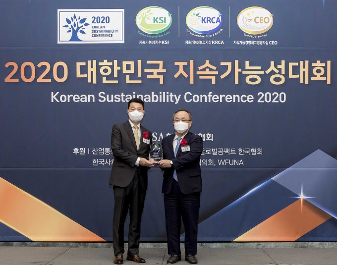 (왼쪽부터) 심재국 KCC 총무인사총괄 상무, 이상진 한국표준협회 회장이 16일 서울 소공동 롯데호텔에서 열린 '2020 대한민국 지속가능성대회'에서 기념 촬영을 하고 있다. [KCC]