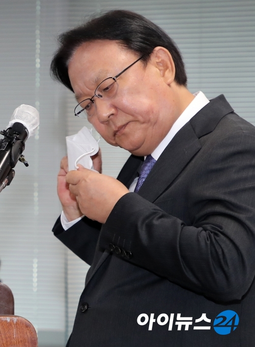 박근희 CJ대한통운 대표이사 부회장이 22일 오후 서울 중구 태평로빌딩에서  택배기사 사망관련 사과문 발표 기자회견을 갖는 중 마스크를 벗고 있다.