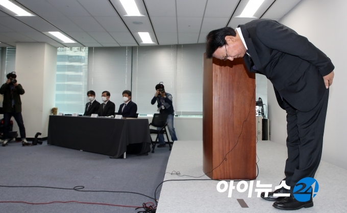 박근희 CJ대한통운 대표이사 부회장이 22일 오후 서울 중구 태평로빌딩에서 택배기사 사망관련 사과문 발표 기자회견을 갖고 있다. 