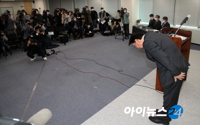 박근희 CJ대한통운 대표이사 부회장이 22일 오후 서울 중구 태평로빌딩에서 택배기사 사망관련 사과문 발표 기자회견을 갖고 있다.