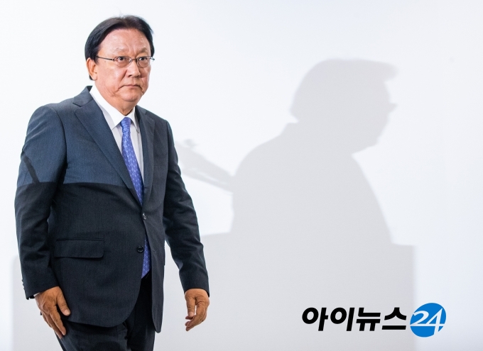 박근희 CJ대한통운 대표이사 부회장이 22일 오후 서울 중구 태평로빌딩에서 택배기사 사망관련 사과문 발표 기자회견을 갖고 있다.