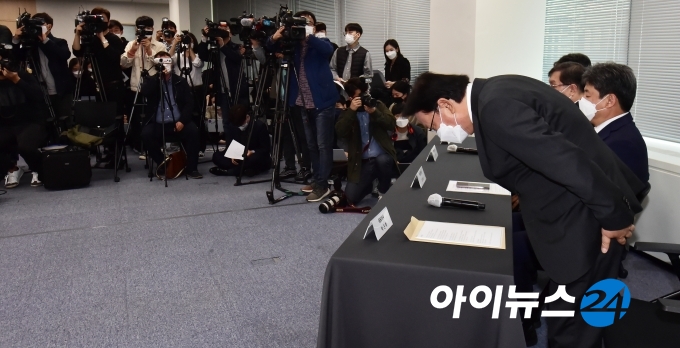 박근희 CJ대한통운 대표이사 부회장이 22일 오후 서울 중구 태평로빌딩에서 택배기사 사망관련 사과문을 발표하고 고개 숙여 인사하고 있다.