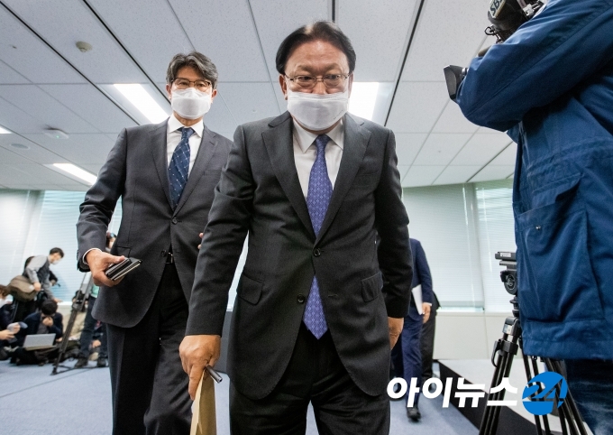 박근희 CJ대한통운 대표이사 부회장이 22일 오후 서울 중구 태평로빌딩에서 택배기사 사망관련 사과문을 발표하고 기자회견장을 나서고 있다.