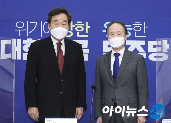 이낙연 더불어민주당 대표가 22일 오전 서울 여의도 국회에서 도미타 코지 주한 일본대사를 접견하며 기념촬영을 하고 있다.