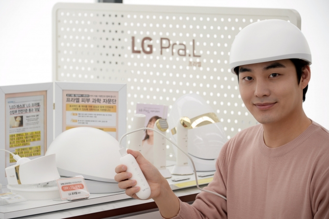 LG전자는 이달 말부터 전국 가전 매장에 LG 프라엘 메디헤어 체험존을 운영하고 본격 판매한다. 모델이 LG 프라엘 메디헤어를 착용한 모습. [사진=LG전자]