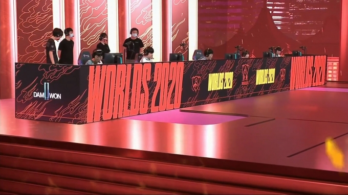 담원 게이밍이 24일 상하이 미디어 테크 스튜디오에서 열린 롤드컵 4강전에서 G2 e스포츠를 물리쳤다. [사진=라이엇게임즈]