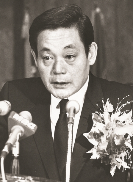 지난 1987년 12월 1일 열린 삼성 회장 취임식에서 고 이건희 회장이 취임사를 말하고 있다. [사진=삼성전자]