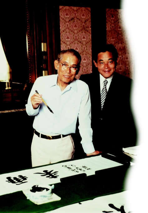 1980년 고(故) 이병철 선대 회장(왼쪽)과 함께 있는 이건희 삼성그룹 회장 [사진=삼성전자]