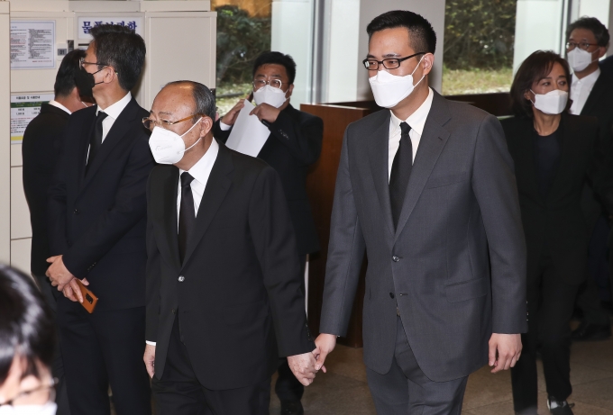 김승연 한화그룹 회장과 김동선 한화건설 팀장이 26일 서울 강남구 삼성서울병원 장례식장에 마련된 고 이건희 삼성그룹 회장의 빈소 조문을 마친 뒤 나오고 있다. [조성우 기자]