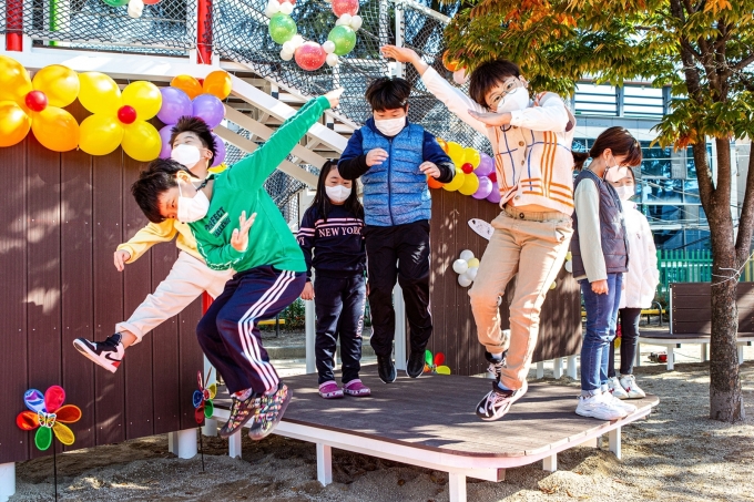 티웨이항공이 대구 경진초등학교 어린이들에게 마음껏 뛰어놀 수 있도록 선물한 놀이 공간 '경진 해피랜드'가 완공돼 지난 23일 개장식을 가졌다. [세이브더칠드런]