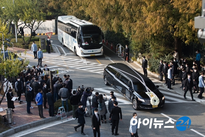 고(故) 이건희 삼성 회장의 영결식이 28일 오전 서울 강남구 삼성서울병원 장례식장에서 엄수된 가운데 운구행렬이 이어지고 있다.