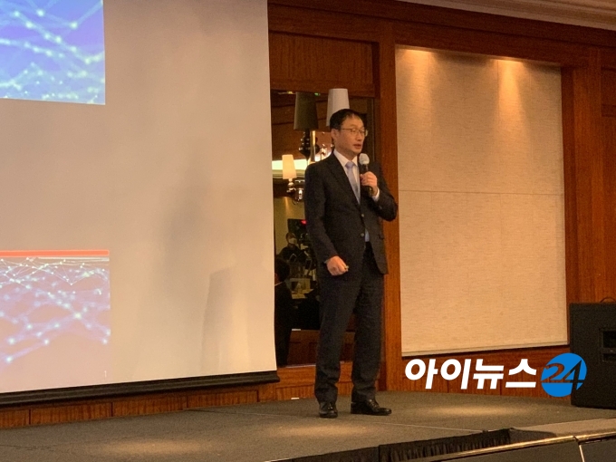 구현모 KT CEO가 28일 경영진 기자간담회에서 주요 핵심 사업을 설명하고 있다. 