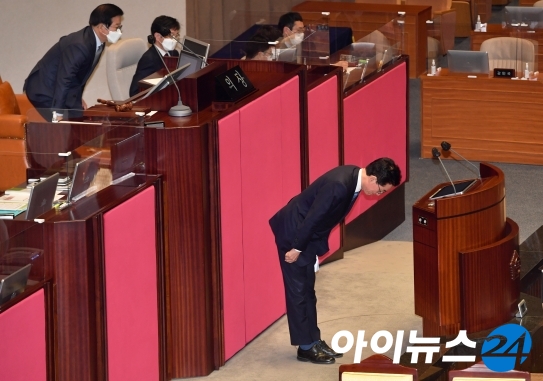 4.15 총선 회계 부정 혐의를 받는 정정순 더불어민주당 의원이 29일 서울 여의도 국회에서 열린 본회의에서 신상발언을 한 뒤 인사하고 있다.